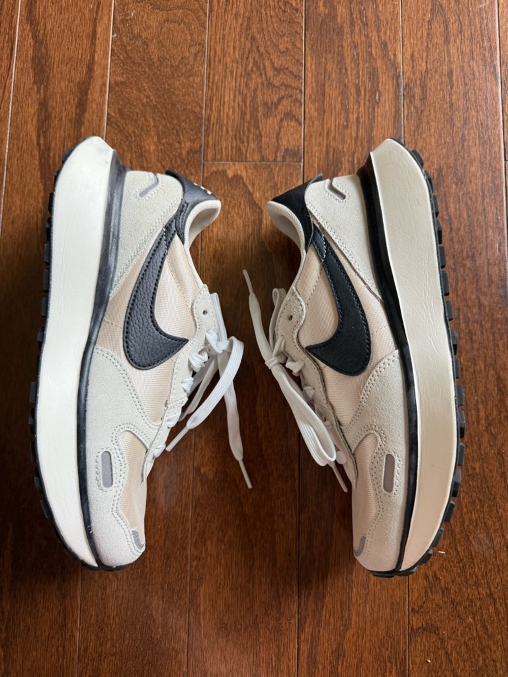 Nike women’s Phoenix waffle sneakers size 6.5 in white, and black - Picture 4 of 12